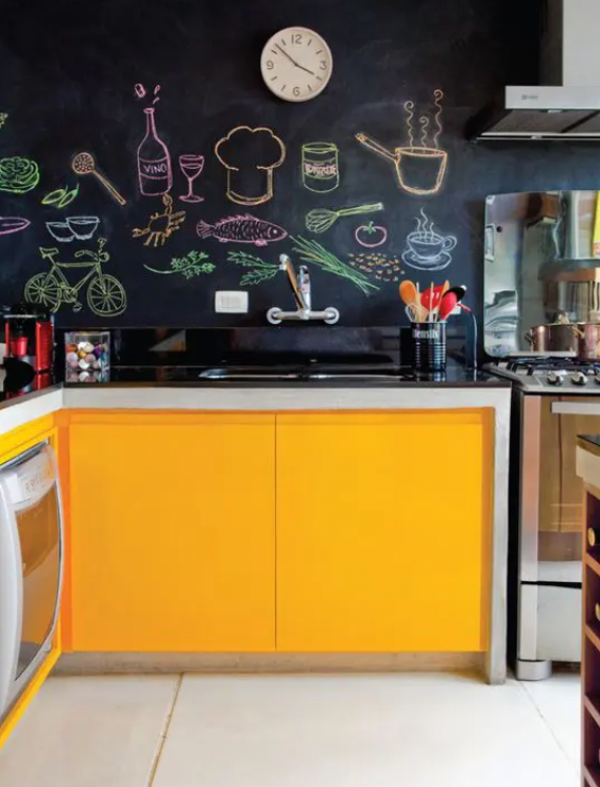 Aksen Dinding dengan Papan Tulis Kreasi